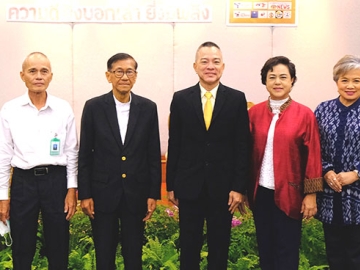 แลกเปลี่ยนทัศนะ : รศ.ดร.วรากรณ์ สามโกเศศ อุปนายกสมาคมป้องกันการทารุณสัตว์แห่งประเทศไทย และ อธิการบดีกิตติคุณ มหาวิทยาลัยธุรกิจบัณฑิตย์ เปิดงาน “TEA PARTY 55 ปี มธบ.ความดี...
ยิ่งบอกเล่ายิ่งมีพลัง” โดยมี น.สพ.ดร.อลงกรณ์ มหรรณพ, ดร.กิตติคุณ สารคล่อง, ดร.ฐิติ ชัยนาม,
รศ.สพ.ญ.ดร.นันทริกา ชันซื่อ และ พรอัปสร นิลจินดา ร่วมงาน ที่มหาวิทยาลัยธุรกิจบัณฑิตย์

