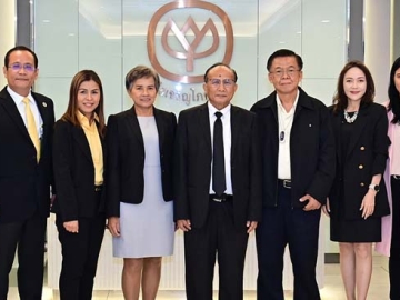 CPF Food Standard : สมพร เจิมพงศ์ ผอ.ใหญ่ ธุรกิจสุกร บมจ.เจริญโภคภัณฑ์อาหาร (ซีพีเอฟ) เปิดตัว “โครงการมาตรฐานอาหารซีพีเอฟ” เพื่อนำมาประยุกต์ใช้กับธุรกิจสุกรตลอดห่วงโซ่คุณค่า นำร่อง “แปดริ้วโมเดล” ตอกย้ำความเชื่อมั่นผู้บริโภคและผู้มีส่วนได้เสียให้มั่นใจในผลิตภัณฑ์ของซีพีเอฟที่มีมาตรฐานเดียวกันทั้งหมด โดยมี อนรรฆวี ชูรัตน์ และ นลินี โรบินสัน และคณะผู้บริหารซีพีเอฟ ร่วมพิธี

