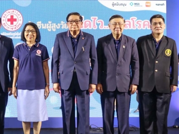 วัคซีนสำหรับผู้สูงอายุ : ศ.กิตติคุณ นพ.วิศิษฏ์ สิตปรีชา ผอ.สถานเสาวภา สภากาชาดไทย เปิดงาน
“วัคซีนผู้สูงวัย : ฉีดไว…ไกลโรค” โดยมีนิทรรศการ, การแสดงดนตรีโดยวงดนตรีวัยเก๋า และการเสวนาให้ความรู้ โดย พญ.สุดา พันธุ์รินทร์ เพื่อส่งเสริมประชาชนให้มีสุขภาวะที่ดีอันจะนำไปสู่การลดอุบัติการณ์การติดเชื้อที่สำคัญในผู้สูงอายุ ที่ ลาน Eden ชั้น 3 ศูนย์การค้าเซ็นทรัลเวิลด์