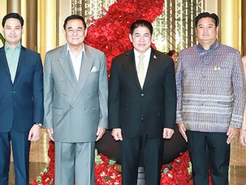 50 ปี กรมวิชาการเกษตร : ร.อ.ธรรมนัส พรหมเผ่า รมว.เกษตรและสหกรณ์ เปิดงานแถลงผลงานกรมวิชาการเกษตร ปี 2566
โดยมี ดร.อัศวิน อิงคะกุล ประธาน มิราเคิล กรุ๊ป, อนัคพล อิงคะกุล รองประธาน มิราเคิล กรุ๊ป, ปริญญา หงส์เลิศลักษณ์ ผู้จัดการทั่วไป โรงแรมอัศวิน แกรนด์ฯ พร้อมด้วย ระพีภัทร์ จันทร์ศรีวงศ์ อธิบดีกรมวิชาการเกษตร, วิศิษฐ์ ศรีสุวรรณ์ อธิบดีกรมส่งเสริมสหกรณ์, อัญมณี ถิรสุทธิ์ อธิบดีกรมตรวจบัญชีสหกรณ์ และ ดร.วิณะโรจน์ ทรัพย์ส่งสุข เลขาธิการ ส.ป.ก.ร่วมต้อนรับ ที่ โรงแรมอัศวิน แกรนด์ คอนเวนชั่น

