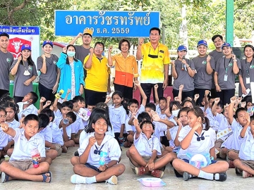 ดีต่อเรา ดีต่อโลก : ธมลวรรณ
ธรรมสุขัง ผู้เชี่ยวชาญด้านอาชีวอนามัย
ความปลอดภัยและสิ่งแวดล้อม และทีมงานจิตอาสา โรงงานนครหลวง บมจ.ไทยเซ็นทรัลเคมี ผู้ผลิตและจำหน่ายปุ๋ยเคมีรายใหญ่ในประเทศไทย จัดการอบรมให้ความรู้เกี่ยวกับ “การคัดแยกขยะให้ถูกวิธี” ให้แก่นักเรียนชั้นประถมศึกษา โรงเรียนวัดบ้านดาบ อ.นครหลวง จ.พระนครศรีอยุธยา
ด้วยความใส่ใจต่อสังคมและสิ่งแวดล้อม

