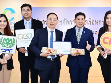 ดีต่อสุขภาพและสิ่งแวดล้อม : เกียรติชาย
ไมตรีวงษ์ ผอ.องค์การบริหารจัดการก๊าซเรือนกระจก (อบก.) มอบประกาศนียบัตรรับรองเครื่องหมายคาร์บอนนิวทรัลผลิตภัณฑ์ไข่ไก่
Cage Free แบรนด์ ยูฟาร์ม ให้แก่ สมคิด วรรณลุกขี ผอ.ใหญ่ ธุรกิจไก่ไข่
บมจ.เจริญโภคภัณฑ์อาหาร (ซีพีเอฟ)
โดยเป็นไข่ไก่ปลอดคาร์บอนรายแรกของไทยและภูมิภาคเอเชีย ที่ ศูนย์ราชการเฉลิมพระเกียรติฯ ถนนแจ้งวัฒนะ

