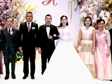 รักหวาน...ทหารไทย : พล.อ.ธารไชยยันต์
ศรีสุวรรณ อดีตผู้บัญชาการ
ทหารสูงสุด และภริยา จิราพร
ศรีสุวรรณ เป็นประธานในพิธีฉลองมงคลสมรส ระหว่าง ร.อ.หญิง จุฑามาศ ม่วงทอง บุตรี พล.ท.นพ.กรีฑา-พ.อ.หญิง เบญจมาศ ม่วงทอง
กับ ร.อ.อนาวิล แก้วสอาด บุตร พล.ท.อาจิณชัย-ศุภมาส แก้วสอาด โดยมีญาติมิตรร่วมแสดงความยินดี
ที่ โรงแรมอัศวิน แกรนด์ คอนเวนชั่น

