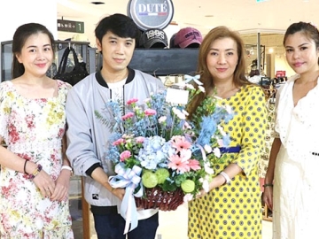 ปรับโฉมร้านใหม่ : อรวรรณ จึงประเสริฐศรี ผู้อำนวยการฝ่ายร้านค้าสัมพันธ์ บริษัท เอ็มบีเค เซลส์ โซลูชั่น จำกัด มอบดอกไม้แสดงความยินดีให้แก่ อภินัทธ์ เที่ยงคำ ผู้จัดการร้าน “DUTE” ร้านเสื้อผ้าและเครื่องแต่งกายสุภาพบุรุษ ในโอกาสปรับโฉมใหม่ ที่ บริเวณ ชั้น 1 ศูนย์การค้าพาราไดซ์ พาร์ค ถนนศรีนครินทร์

