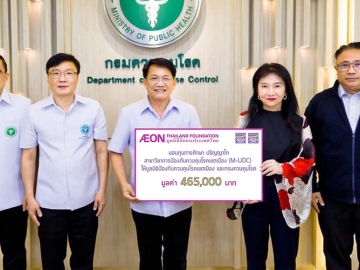 สร้างบุคลากรทางการแพทย์ : สุพร วัธนเวคิน ประธานมูลนิธิอิออน ประเทศไทย และ วิชชศร สุวรรณนาคินทร์ รอง กก.ผจก.อาวุโส บมจ.อิออน ธนสินทรัพย์
(ไทยแลนด์) มอบทุนการศึกษารวม 465,000 บาท และหน้ากากอนามัย 15,000 ชิ้น
ให้แก่ นพ.ปรีชา เปรมปรี เลขาธิการมูลนิธิป้องกันควบคุมโรคเขตเมือง

