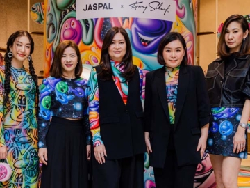 ไลฟ์สไตล์แฟชั่น : มาศอุมา กมลบุตร ผอ.อาวุโสฝ่ายขายและการตลาด แบรนด์ JASPAL บมจ.ยัสปาล เปิดตัวแฟชั่นคอลลาบอเรชั่น “JASPAL x Kenny Scharf” นำงานของศิลปินแนวสตรีทอาร์ตระดับโลก เคนนี ชาร์ฟ ถ่ายทอดลงบนเสื้อเชิ้ต เสื้อยืด เดรส และเสื้อแจ๊กเกต ที่ ร้าน JASPAL ศูนย์การค้าไอคอนสยาม

