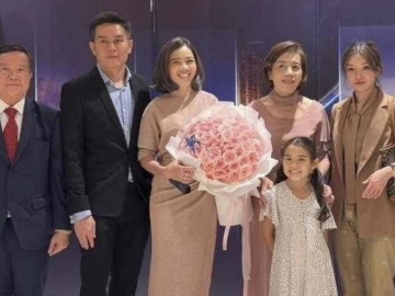 สุดปลื้ม : ชไมพร ชุณหชัชราชัย และสมาชิกครอบครัว อาทิ ผศ.ดร.เอก
ชุณหชัชราชัย, อาทิตย์ ชุณหชัชราชัย และภรรยา ร่วมแสดงความยินดีกับ ดร.ปภาภรณ์
ชุณหชัชราชัย ที่ได้รับรางวัลศิษย์เก่าดีเด่น จากสมาคมนักเรียนเก่าออสเตรเลีย โดยมี พิมพิสุทธิ์ สงวนพวก ร่วมยินดี ที่ โรงแรมไฮแอทรีเจนซี สุขุมวิท

