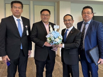 แสดงความยินดี : ปรพล อดิเรกสาร อดีตคณะที่ปรึกษา
รองนายกรัฐมนตรี ดอน ปรมัตถ์วินัย มอบดอกไม้ร่วมยินดี
กับ จุลพันธ์ อมรวิวัฒน์ สส.เชียงใหม่ พรรคเพื่อไทย
ในโอกาสเข้ารับตำแหน่ง รมช.คลัง ที่ กระทรวงการคลัง

