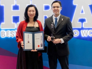 พนักงานเป็นหัวใจสำคัญ : มนตรี นิธิกุล ปธ.จนท.บห.และ ดวงพร บุศราวงศ์ รอง ปธ.อาวุโส บมจ.ปูนซีเมนต์นครหลวง รับรางวัลระดับเอเชีย “HR Asia Best Companies to Work for in Asia 2023” จากนิตยสาร HR Asia ที่ ไอคอนสยาม

