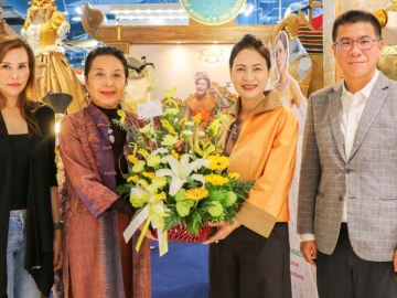 ปรับโฉมร้านใหม่ : วิศาล สิปิยารักษ์
ประธานเจ้าหน้าที่บริหารสายบริหารร้านค้าสัมพันธ์ บริษัท เอ็ม บี เค จำกัด (มหาชน) และ จรูญรัตน์ สาลี กรรมการผู้จัดการ บริษัท พาราไดซ์ พาร์ค
จำกัด ร่วมแสดงความยินดีกับ รัศมีวดี
ศรแก้ว เจ้าของแบรนด์ Mundara
ในโอกาสเปิดร้านเครื่องประดับและ
ผ้าไหม ดีไซน์ร่วมสมัยทั้งแนววินเทจ
ผสมผสานยุควิคตอเรียนที่มีกลิ่นอาย
ตะวันตก ที่ศูนย์การค้าพาราไดซ์ พาร์ค

