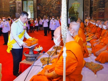 พระบาทสมเด็จพระเจ้าอยู่หัว และ สมเด็จพระนางเจ้าฯ พระบรมราชินี เสด็จพระราชดำเนินพร้อมด้วย
สมเด็จพระเจ้าลูกเธอ เจ้าฟ้าสิริวัณณวรี นารีรัตนราชกัญญา ไปทรงบำเพ็ญพระราชกุศลถวายผ้าพระกฐิน
ณ วัดพระเชตุพนวิมลมังคลารามราชวรมหาวิหาร กรุงเทพมหานคร ที่สร้างขึ้นตั้งแต่สมัยกรุงศรีอยุธยา
เดิมเรียกว่า “วัดโพธาราม” หรือ “วัดโพธิ์” เมื่อวันจันทร์ที่ 6 พฤศจิกายน 2566 เวลา 18.24 น.

