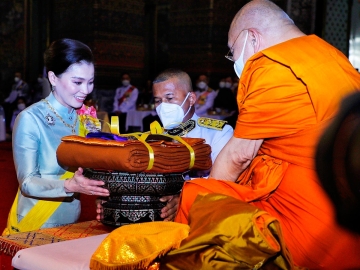 พระบาทสมเด็จพระเจ้าอยู่หัว และ สมเด็จพระนางเจ้าฯ พระบรมราชินี เสด็จพระราชดำเนินพร้อมด้วย
สมเด็จพระเจ้าลูกเธอ เจ้าฟ้าสิริวัณณวรี นารีรัตนราชกัญญา ไปทรงบำเพ็ญพระราชกุศลถวายผ้าพระกฐิน
ณ วัดพระเชตุพนวิมลมังคลารามราชวรมหาวิหาร กรุงเทพมหานคร ที่สร้างขึ้นตั้งแต่สมัยกรุงศรีอยุธยา
เดิมเรียกว่า “วัดโพธาราม” หรือ “วัดโพธิ์” เมื่อวันจันทร์ที่ 6 พฤศจิกายน 2566 เวลา 18.24 น.

