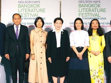 เวทีพบปะ : ยุพา ทวีวัฒนะกิจบวร ปลัดกระทรวงวัฒนธรรม และ Ms.Ping Kitnikone เอกอัครราชทูตแคนาดาฯ ร่วมกันเปิดเทศกาลวรรณกรรมนานาชาติ “Neilson Hays Bangkok Literature Festival 2023” เพื่อแลกเปลี่ยนมุมมองของนักเขียนและนักประพันธ์มือรางวัลทั่วโลก ที่ หอสมุดเนียลสัน เฮส์ ถนนสุรวงศ์