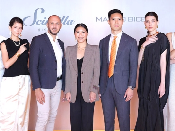 เปิดตัวอย่างเป็นทางการ : สรีนา
ธีระวิทยภิญโญ ผู้บริหาร Scintilla
Gioielli และ ฟรานเชสโก ฟูเซลโล
ผจก.ฝ่ายขายแบรนด์ MARCO BICEGO เครื่องประดับอัญมณีจากอิตาลีที่สะท้อนหัตถศิลป์ชั้นสูงแห่งช่างทองโบราณ เปิดตัวแบรนด์ “MARCO BICEGO” ในประเทศไทย พร้อมด้วย 4 ไอคอนิกคอลเลคชั่นที่ได้แรงบันดาลใจ
จากธรรมชาติอันพลิ้วไหว ที่ โรงแรมเดอะ
สแตนดาร์ด ถนนนราธิวาสราชนครินทร์

