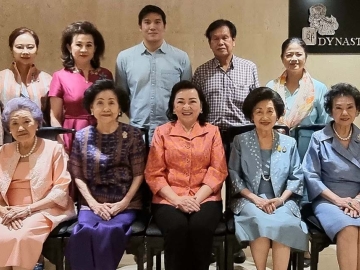 ร่วมยินดี : มุกดา จิราธิวัฒน์ เอื้อวัฒนะสกุล, รัตนา จิราธิวัฒน์ นรพัลลภ, อภิญญา จันเทรมะ และคณะ
ผู้พิพากษาสมทบศาลเยาวชนและครอบครัวกลาง อดีต-ปัจจุบัน เลี้ยงยินดีกับ อโนชา ชีวิตโสภณ ในโอกาสที่ได้รับโปรดเกล้าฯ แต่งตั้งให้ดำรงตำแหน่ง ประธานศาลฎีกา คนที่ 49 โดยมี อภิญญา จันเทรมะ,
อรวรรณ ศิริภักดี, จรูญ-ปิยบดี ชีวิตโสภณ ร่วมงาน ณ โรงแรมเซ็นทาราแกรนด์ฯ ลาดพร้าว

