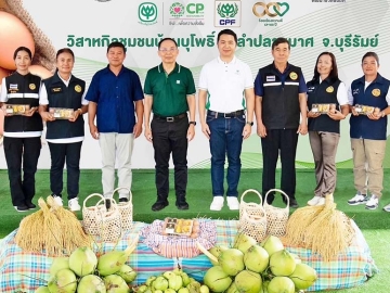 ธุรกิจเพื่อสังคม : จอมกิตติ ศิริกุล เลขาธิการมูลนิธิเจริญโภคภัณฑ์พัฒนาชีวิตชนบท และ สมคิด วรรณลุกขี ผอ.ใหญ่ธุรกิจไก่ไข่ ซีพีเอฟ ส่งมอบโครงการเลี้ยงไก่ไข่
ให้แก่วิสาหกิจชุมชนบ้านบุโพธิ์โมเดล อ.ลำปลายมาศ จ.บุรีรัมย์ ซึ่งเป็นธุรกิจ
ชุมชนเพื่อสังคมแห่งแรกที่มูลนิธิฯ และซีพีเอฟร่วมกันขับเคลื่อนด้วยธุรกิจไก่ไข่