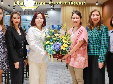เปิดสาขาใหม่ : จรูญรัตน์ สาลี กก.ผจก.บจก.พาราไดซ์ พาร์ค และ อรวรรณ จึงประเสริฐศรี ผอ.ฝ่ายร้านค้าสัมพันธ์ บจก.เอ็มบีเค เซลส์ โซลูชั่น ร่วมยินดีกับ รมย์มณี เลิศศิริกรณ์ เจ้าของร้านเรือทอง ในโอกาสเปิดร้านก๋วยเตี๋ยวเรืออยุธยา “เรือทอง” อร่อยหลากหลายเมนูทั้งหมูและเนื้อ ที่ ศูนย์การค้าพาราไดซ์ พาร์ค