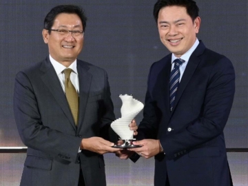 พัฒนาอย่างยั่งยืน : ดร.ภากร ปีตธวัชชัย ผจก.ตลาดหลักทรัพย์แห่งประเทศไทย มอบรางวัล SET AWARDS 2023
ในกลุ่มรางวัล Sustainability Excellence ให้แก่ เกรียงชัย บุญโพธิ์อภิชาติ ปธ.จนท.บห.ด้านการเงิน บมจ.ซีพี ออลล์

