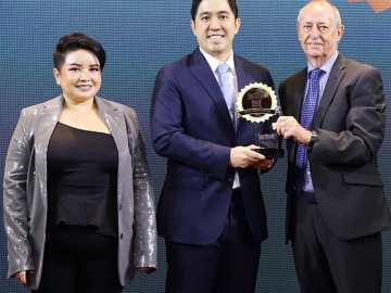 แบรนด์ระดับโลก : ธนภูมิ อร่ามวัฒนานนท์ กก.ผอ.ฝ่ายปฏิบัติการ
บจก.ซิมเพิ้ล ฟู้ดส์ ผู้ผลิตและจำหน่ายนมทางเลือกระดับ
พรีเมียมแบรนด์ 137 ดีกรี รับรางวัล Superbrands Thailand 2023 ในกลุ่มผลิตภัณฑ์อาหารเพื่อสุขภาพ ที่ เกษร ทาวเวอร์

