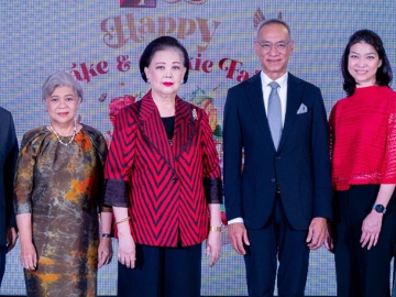 ฉลอง 50 ปี ดินแดนแห่งขนม : ภัทรา ศิลาอ่อน ปธ.กก.บมจ.เอส แอนด์ พี ซินดิเคท จัดงาน “S&P 50th Anniversary
Happy Cake & Cookie Fair” ยกขบวนเค้กและคุกกี้สุดพิเศษเพื่อต้อนรับเทศกาลแห่งความสุขที่กำลังจะมาถึง โดยมี ภูสิต
รัตนกุล เสรีเริงฤทธิ์ อธิบดีกรมส่งเสริมการค้าระหว่างประเทศ กระทรวงพาณิชย์, จิตตินันท์ หวั่งหลี กก.ผจก.ร่วม-กลุ่มงานธุรกิจ ศูนย์การค้าฟิวเจอร์พาร์คและสเปลล์ พร้อมคณะผู้บริหาร S&P ร่วมงาน ที่ ศูนย์การค้าฟิวเจอร์พาร์ค รังสิต