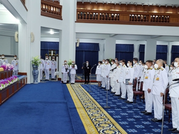 พระบาทสมเด็จพระเจ้าอยู่หัว และสมเด็จพระนางเจ้าฯ พระบรมราชินี เสด็จลง ณ ศาลาดุสิดาลัย สวนจิตรลดา พระราชวังดุสิต พระราชทานพระบรมราชวโรกาสให้ นายจักรพงษ์ แสงมณี รัฐมนตรีช่วยว่าการกระทรวงการต่างประเทศ นำคณะเอกอัครราชทูตและกงสุลใหญ่ไทย ที่ประจำการในต่างประเทศทั่วโลก พร้อมด้วย
คณะผู้บริหารระดับสูงของกระทรวงการต่างประเทศ เฝ้าฯ รับพระราชทานพระบรมราโชวาท เพื่อเป็นแนวทางในการปฏิบัติหน้าที่ ในโอกาสที่กระทรวงการ
ต่างประเทศจัดการประชุมเอกอัครราชทูต และกงสุลใหญ่ที่ปฏิบัติราชการอยู่ใน 98 สำนักงาน ใน 65 ประเทศทั่วโลก ระหว่างวันที่ 19-24 พฤศจิกายน 2566