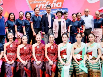 มาเก็บของไทย มาใส่ใจโลก : พุทธชาด ศรีนิศากร ผช.ปธ.จนท.บห.สายการตลาด
บมจ.เอ็ม บี เค ต้อนรับ รศ.ดร.ธนโชติ บุญวรโชติ นายกสมาคมนักเรียนเก่า
เตรียมอุดมศึกษา ในพระบรมราชูปถัมภ์ พร้อมคณะในงาน “เตรียมอุดมมาร์เก็ต”
การออกร้านจำหน่ายสินค้าของสมาคมฯ ที่ ศูนย์การค้าเอ็ม บี เค เซ็นเตอร์
