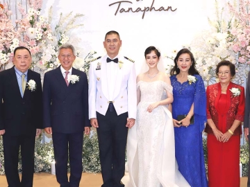 รักคุณเท่าฟ้า : พล.อ.อ.ชัยพฤกษ์ ดิษยะศริน ผู้บัญชาการทหารอากาศ เป็นประธานพิธีฉลอง
มงคลสมรส ระหว่าง วรัญญา วรรณลังกา บุตรี อำนวย-กัญจรา วรรณลังกา กับ นาวาอากาศเอก ธนพันธ์ จันทร์หอม บุตร พล.อ.อ.ไพบูลย์-โสภิต จันทร์หอม โดยมี พงศ์อุมา ดิษยะศริน ภริยาผู้บัญชาการทหารอากาศ ร่วมแสดงความยินดี ที่ โรงแรมอัศวิน แกรนด์ คอนเวนชั่น เขตหลักสี่

