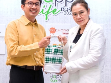 ข้าวมาบุญครอง : มัลลิกา บุระขันธ์ ผอ.ฝ่ายบริหารการตลาด
บมจ.พี อาร์ จี คอร์ปอเรชั่น มอบของที่ระลึกให้แก่ พท.ว.ณัฐพล
วาสิกดิลก แพทย์แผนไทยด้านเวชกรรม ที่มาบรรยายให้ความรู้
การดูแลสุขภาพตามหลักแพทย์แผนไทย และการแพทย์ทางเลือก

