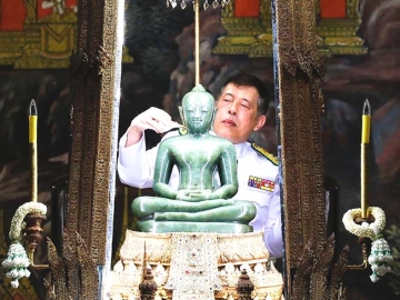 พระบาทสมเด็จพระเจ้าอยู่หัว และ สมเด็จพระนางเจ้าฯ พระบรมราชินี เสด็จพระราชดำเนินไปทรงเปลี่ยน
เครื่องทรงฤดูฝนเป็นเครื่องทรงฤดูหนาว ถวายพระพุทธมหามณีรัตนปฏิมากร หรือ พระแก้วมรกต พระพุทธรูปคู่บ้านคู่เมือง พระมหากษัตริย์แห่งพระบรมราชจักรีวงศ์ทุกพระองค์ ณ พระอุโบสถ
วัดพระศรีรัตนศาสดาราม ในพระบรมมหาราชวัง เมื่อวันอังคารที่ 28 พฤศจิกายน 2566 เวลา 18.29 น.