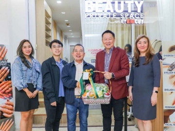 เปิดร้านใหม่ : สมพล ตรีภพนารถ ปธ.จนท.บห.ธุรกิจศูนย์การค้า และ
อรวรรณ จึงประเสริฐศรี ผอ.ฝ่าย
ร้านค้าสัมพันธ์ บริษัท เอ็ม บี เค จำกัด (มหาชน) นำทีมร้านค้าสัมพันธ์ร่วมแสดงความยินดีกับ ศิวกร-กฤตวิทย์ ไกรกฤชกองบุญ ในโอกาสเปิดร้าน “BEAUTY PRIVATE SPACE BY BIGCUT” บริการเสริมความงาม
และนวดสปาผ่อนคลาย ที่ ชั้น 5 โซน B
ศูนย์การค้าเอ็ม บี เค เซ็นเตอร์ ปทุมวัน

