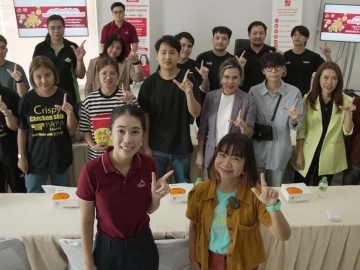 ศูนย์กลางค้าส่งผักผลไม้ : ปณาลี ภัทรประสิทธิ์ ผช.กก.ผจก.กลุ่มงาน
กลยุทธ์ธุรกิจ บจก.ดอนเมืองพัฒนา
นำผู้ประกอบการแฟรนไชส์ธุรกิจอาหารร่วมกิจกรรม “สัมมนาจับคู่ธุรกิจ
ลดต้นทุนวัตถุดิบแฟรนไชส์” พาทัวร์ตลาดสี่มุมเมือง จ.ปทุมธานี แนะนำแหล่งค้าส่งวัตถุดิบแหล่งใหญ่ใกล้กรุงเทพฯ
ที่ครบจบในที่เดียวและเปิดตลอด
24 ชม. ช่วยลดต้นทุนค่าวัตถุดิบ
ลดค่าขนส่ง และช่วยลดเวลาด้วย

