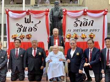 ดรุณศึกษา : ภราดา วิริยะ ฉันทวโรดม อดีตอธิการโรงเรียนอัสสัมชัญหลายสมัย และ ที่ปรึกษา
โรงเรียนอัสสัมชัญ ร่วมกับ มูลนิธิบราเดอร์ฮีแลร์ จัดกิจกรรม “รำลึก เจษฎาจารย์ ฟ.ฮีแลร์” ผู้เขียนตำราเรียนภาษาไทย โดยมี ดร.ชุมพล พรประภา นายกกิตติมศักดิ์สมาคมผู้ปกครองและครูโรงเรียน
อัสสัมชัญ และอัสสัมชนิกร่วมพิธี ณ บริเวณลานอนุสาวรีย์ เจษฎาจารย์ ฟ.ฮีแลร์ โรงเรียนอัสสัมชัญ บางรัก

