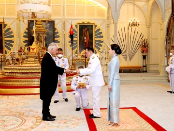 พระบาทสมเด็จพระปรเมนทรรามาธิบดีศรีสินทรมหาวชิราลงกรณ พระวชิรเกล้าเจ้าอยู่หัว และ สมเด็จพระนางเจ้าสุทิดา พัชรสุธาพิมลลักษณ
พระบรมราชินี เสด็จออก ณ พระที่นั่งอัมพรสถาน พระราชวังดุสิต กรุงเทพมหานคร พระราชทานพระบรมราชวโรกาสให้ นายแอ็นสท์ ว็อล์ฟกัง ไรเชิล (Mr. Ernst Wolfgang Reichel) ซึ่งมีถิ่นพำนักอยู่ที่กรุงเทพมหานคร เฝ้าทูลละอองธุลีพระบาท ถวายอักษรสาส์น
ตราตั้ง เป็นเอกอัครราชทูตวิสามัญผู้มีอำนาจเต็มแห่งสหพันธ์สาธารณรัฐเยอรมนีประจำราชอาณาจักรไทย เมื่อวันเสาร์ที่ 27 มกราคม 2567