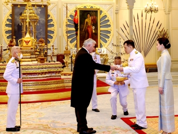 พระบาทสมเด็จพระเจ้าอยู่หัว และ สมเด็จพระนางเจ้าฯ พระบรมราชินี เสด็จออก ณ พระที่นั่ง
อัมพรสถาน พระราชทานพระบรมราชวโรกาสให้ นายปาตริซิโอ พาวเวลล์ โอโซริโอ (Mr. Patricio Powell
Osorio) เฝ้าทูลละอองธุลีพระบาท ถวายอักษรสาส์นตราตั้ง เป็นเอกอัครราชทูตวิสามัญผู้มีอำนาจเต็ม
แห่งสาธารณรัฐชิลีประจำราชอาณาจักรไทย เมื่อวันอาทิตย์ที่ 28 มกราคม 2567 เวลา 17.20 น.

