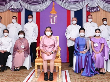 สมเด็จพระกนิษฐาธิราชเจ้า กรมสมเด็จพระเทพรัตนราชสุดาฯ สยามบรมราชกุมารี เสด็จพระราชดำเนินไปในงาน “Bangkok Chef Charity 2024”
โดยมีเชฟโรงแรมชั้นนำในประเทศไทย, เชฟดังจากฮ่องกง และเชฟระดับมิชลินจากร้านอาหารชื่อดัง รวม 30 คน ร่วมกันรังสรรค์เมนู 10 คอร์ส โอกาสนี้ สมเด็จพระกนิษฐาธิราชเจ้า กรมสมเด็จพระเทพรัตนราชสุดาฯ สยามบรมราชกุมารี ทรงประกอบอาหารเมนูส้มตำพระราชทานแก่ผู้ร่วมบริจาคสมทบทุนมูลนิธิเทพรัตนเวชชานุกูลฯ ณ โรงแรมแมนดาริน โอเรียนเต็ล กรุงเทพ เมื่อวันเสาร์ที่ 17 กุมภาพันธ์ 2567 เวลา 12.32 น.

