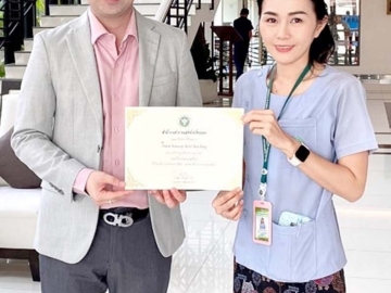 สะอาด ปลอดภัย : กิตติเดช คุ้มม่วง ผจก.โรงแรมแคนทารี
บ้านฉาง รับมอบใบประกาศนียบัตรผ่านเกณฑ์มาตรฐานห้องน้ำสาธารณะ HAS ประจำปี 2567 จาก สุจิตรา จงปัตนา
นักวิชาการสาธารณสุขปฏิบัติการ สำนักงานสาธารณสุข จ.ระยอง

