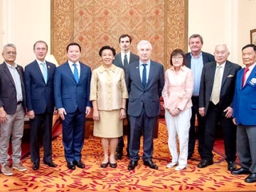ประชุมคณะกรรมการ : ดร.ศศิธารา พิชัยชาญณรงค์ ประธานสมาคมสมาชิกเครื่องราชอิสสริยาภรณ์เลยีอองดอนเนอร์ (Chevalier dansl’Ordre National de la
Legion d’Honneur) สาขาประเทศไทย จัดประชุมคณะกรรมการสมาคมฯ โดยมี Jean Claude POIMBOEUF และ ศรีภูมิ ศุขเนตร ประธานกิตติมศักดิ์ 2 ท่าน พร้อมด้วย อัศวิน เตชะเจริญวิกุล เลขาธิการ, ดร.ชิงชัย หาญเจนลักษณ์ และ ฐาปนะ สิริวัฒนภักดี ร่วมประชุม ณ สถานเอกอัครราชทูตสาธารณรัฐฝรั่งเศส กรุงเทพมหานคร

