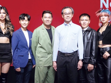 สไตลิสต์สายอาร์ต : วรเทพ อัศวเกษม กก.บห.บมจ.โอซีซี จัดงาน “WELLA COLOR BLOCKING HAIR GALLERY” เปิดตัวคอลเลคชั่นสีผมใหม่ COLOR BLOCKING พร้อมอัปเดตเทรนด์แฟชั่นผม ด้วยการดีไซน์จับคู่สีผ่านจิตวิทยา
และอารมณ์ของสีสัน โดยมี อ.ฑีฆวุฒิ บุญวิจิตร จากมหาวิทยาลัยศิลปากร เป็นวิทยากร

