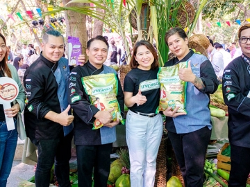 สวนแก้วรวมพลังวัฒนธรรมอาหาร : พิมลรัตน์ จิตต์ภาวนาสกุล กก.ผจก., มิญช์ภัส รุจิสันติหิรัญ ผอ.ฝ่ายขาย
ผู้ประกอบการ บจก.ข้าวมาบุญครอง ร่วมงานแถลงข่าว “Suan Kaew Food Festi-Wat” ภายใต้ธีม “วัตถุดิบจาก Local สู่ เลอค่า” ในฐานะผู้สนับสนุนอย่างเป็นทางการ เพื่อส่งเสริมผลิตผลท้องถิ่นและผลผลิตทางการเกษตรของวัดสวนแก้ว นำมาต่อยอดให้มีมูลค่ามากยิ่งขึ้น โดยมี 4 เชฟระดับแนวหน้าของประเทศร่วมงานระหว่าง 22-31 มี.ค.2567 ที่ วัดสวนแก้ว จ.นนทบุรี


