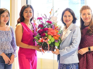 เปิดสาขาใหม่ : จรูญรัตน์ สาลี กรรมการผู้จัดการ บริษัท พาราไดซ์ พาร์ค จำกัด และ อรวรรณ จึงประเสริฐศรี ผู้อำนวยการฝ่ายร้านค้าสัมพันธ์ บริษัท เอ็ม บี เค
จำกัด (มหาชน) ร่วมยินดีกับ มิส เช็งฮะ ซาน ในโอกาสเปิดร้านเครื่อง
ประดับ “เช็งฮะ จิวเวลรี่” ที่ ชั้น 1 ศูนย์การค้าพาราไดซ์ พาร์ค ถนนศรีนครินทร์

