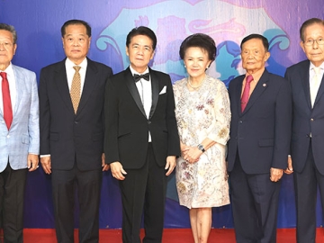 ฉลองครบ 106 ปี : ดร.วีระชัย เตชะวิจิตร์ กงสุลใหญ่กิตติมศักดิ์แห่งสาธารณรัฐเอสโตเนีย ประจำกรุงเทพฯ จัดงานเลี้ยงฉลองวันประกาศเอกราชสาธารณรัฐเอสโตเนีย ค.ศ.1918 โดยมี ทิพวรรณ์ เตชะวิจิตร์ และ กงสุลใหญ่กิตติมศักดิ์ประเทศต่างๆ อาทิ ดร.ศรีภูมิ ศุขเนตร - ราชรัฐโมนาโก, สมบัติ เลาหพงศ์ชนะ - สาธารณรัฐบัลแกเรีย, ประเสริฐ เตชะวิบูลย์ - สาธารณรัฐตูนิเซีย, สมควร บุณยมานนท์ - สาธารณรัฐแกมเบีย, ภัทรา พุฒิพรรณพงศ์ - สาธารณรัฐสโลวีเนีย เข้าร่วมงาน

