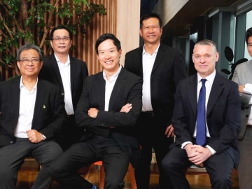 เชื่อมต่อข้อมูลปลอดภัย : ภูมิ จิราธิวัฒน์ Head of Alternative Investments บมจ.
เซ็นทรัลพัฒนา มร.ดาร์เรน เว็บบ์ ปธ.จนท.บห.Evolution Data Centers และ พิชิต สถาปัตยานนท์
ปธ.จนท.บห.บจก.อินเตอร์เนชั่นแนล เกตเวย์ ประกาศความร่วมมือในการให้บริการเครือข่ายโทรคมนาคม
ชั้นนำของประเทศไทย เสริมความแข็งแรงต่อโครงสร้างพื้นฐานด้านดิจิทัลของประเทศไทย

