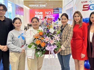 โฉมใหม่ : จรูญรัตน์ สาลี กก.ผจก.บริษัท พาราไดซ์ พาร์ค จำกัด และ ชวรมย์
มังคละคีรี ผอ.ฝ่ายร้านค้าสัมพันธ์และสนับสนุนการขาย บริษัท เอ็ม บี เค จำกัด
(มหาชน) ร่วมยินดีกับ พีรัลญาดา ชนาศรีเตชาวัชร์ ผู้จัดการทรูช็อป สาขาพาราไดซ์
พาร์ค ในโอกาสปรับโฉมใหม่ ที่ ศูนย์การค้าพาราไดซ์ พาร์ค ถนนศรีนครินทร์


