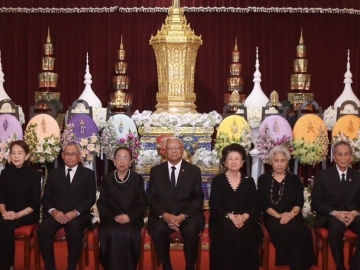 บำเพ็ญกุศล : จิรายุ อิศรางกูร ณ อยุธยา องคมนตรี เป็นประธานในพิธีสวดพระอภิธรรมศพ พันเอกณรงค์ กิตติขจร บุตร จอมพลถนอม กิตติขจร อดีตนายกรัฐมนตรี โดยมี ท่านผู้หญิงอรนุช อิศรางกูร ณ อยุธยา, ท่านผู้หญิงฉัตรแก้ว นันทาภิวัฒน์, พล.อ.อ.ยุทธพงศ์-ทิพยา กิตติขจร, ดร.สุวิทย์-คุณหญิงทรงสุดา
ยอดมณี, คุณหญิงทรงสมร คชเสนี, พล.อ.สมทัต อัตตะนันทน์, คุณหญิงอรพรรณ ศศิประภา และ ร.อ.หญิงสุมิตรา จารุเสถียร ร่วมงาน ณ ศาลา 100 ปี วัดเบญจมบพิตร
ดุสิตวนาราม เขตดุสิต และกำหนดพิธีพระราชทานเพลิงศพ ในวันพฤหัสบดีที่ 23 พ.ค.2567 เวลา 17.00 น. ณ เมรุวัดมกุฏกษัตริยาราม เขตพระนคร

