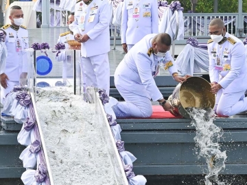 พระบาทสมเด็จพระเจ้าอยู่หัว ทรงพระกรุณาโปรดเกล้าโปรดกระหม่อมให้ พล.อ.สุรยุทธ์ จุลานนท์ ประธาน
องคมนตรี เป็นผู้แทนพระองค์ ไปในการบำเพ็ญพระราชกุศลปล่อยโค 1 คู่, นกปรอดหัวโขน 46 ตัว เต่า
และพันธุ์ปลาน้ำจืด 1,000,000 ตัว เนื่องในโอกาสวันเฉลิมพระชนมพรรษา สมเด็จพระนางเจ้าฯ พระบรมราชินี ณ ท่าวาสุกรี เขตดุสิต กรุงเทพมหานคร เมื่อวันจันทร์ที่ 3 มิถุนายน 2567 เวลา 07.53 น.

