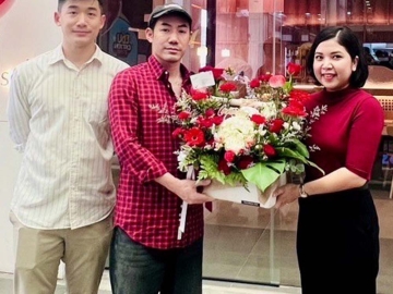 หม้อไฟเสฉวน : พิทยา อินภิรมย์ ผจก.ทั่วไป เดอะไนน์ฯ ร่วมยินดีกับ พัฒนชัย สุระวัฒนาพงศ์ และ กิตติคุณ อัครผลสุวรรณ สองกรรมการ บจก.ซู่ฟู่ คูลินารี่ ในโอกาสเปิดร้านหม้อไฟต้นตำรับสไตล์เสฉวน ที่เดอะไนน์ เซ็นเตอร์ พระราม 9


