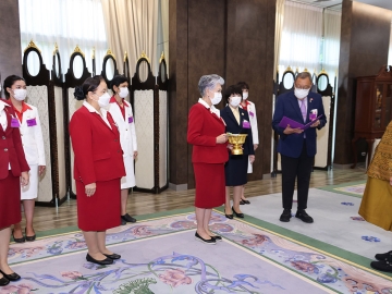 สมเด็จพระกนิษฐาธิราชเจ้า กรมสมเด็จพระเทพรัตนราชสุดาฯ สยามบรมราชกุมารี เสด็จออก ณ วังสระปทุม พระราชทาน
พระราชวโรกาสให้ นายขรรค์ ประจวบเหมาะ ผอ.สำนักงานจัดหารายได้ สภากาชาดไทย นำ นางสาวลานทิพย์ ทวาทศิน ผจก.โรงเรียนวัฒนาวิทยาลัย และคณะครู เฝ้าฯ ทูลเกล้าฯ ถวายเงินรายได้จากการจัดทำโครงการ “การออมเพื่อการให้” สมทบโครงการเงินทุนฉุกเฉินเพื่อช่วยเหลือผู้ประสบภัยพิบัติ สภากาชาดไทย เมื่อวันพฤหัสบดีที่ 20 มิถุนายน 2567

