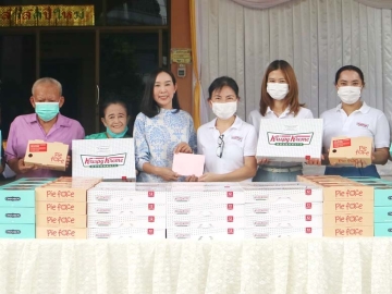 สร้างความสุขและรอยยิ้ม : ดร.อุษณีย์ มหากิจศิริ ลีโอณีโอ ประธาน บจก.เคเอฟยู
ผู้นำเข้าแบรนด์อาหารและเบเกอรี่ชื่อดัง คริสปี้ ครีม, ซินนาบอน, บูลโกกิ บราเธอร์ส,
พาย เฟสซ์ และ แจมบาร์ ส่งทีมพนักงานไปมอบขนมให้แก่ อนัญญา
อัตชู ผอ.ศูนย์พัฒนาการจัดสวัสดิการสังคมบ้านบางแค เพื่อแจกจ่ายแก่ผู้สูงอายุ

