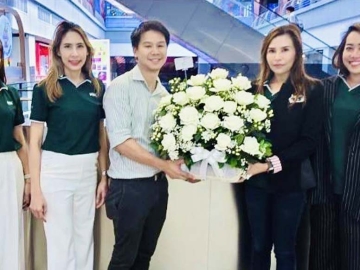 เอาใจสายคาเฟ่ : ฐิติรัตน์ ประสงค์ผล ผอ.อาวุโสฝ่ายขายพื้นที่เช่า และ ชวรมย์ มังคละคีรี ผอ.ฝ่ายผู้เช่าสัมพันธ์กลางและสนับสนุนการขาย บมจ.เอ็ม บี เค
ร่วมแสดงความยินดีกับ ธรรมวัฒน์ จุนพึ่งพระเกียรติ์ ในโอกาสเปิดร้าน ONE TO TWO ร้านกาแฟและเครื่องดื่มสัญชาติไทย ที่ ศูนย์การค้าเอ็ม บี เค เซ็นเตอร์

