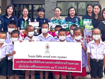 แบ่งปัน : ชุติมา แก้วตา ฟอร์เตสคิว ผู้จัดการใหญ่ โรงแรมอีสติน แกรนด์ สาทร มอบสิ่งของเครื่องใช้ให้แก่ สุภลักษณ์ ภาระ ผู้ปกครองสถานสงเคราะห์เด็กชายบ้านมหาเมฆ ในโอกาสที่โรงแรมฯ ครบรอบ 12 ปี โดยมี นันทญา ทองนิ่ม
และ ภารณี วิเศษ ร่วมมอบ ที่ สถานสงเคราะห์เด็กชายบ้านมหาเมฆ เขตสาทร

